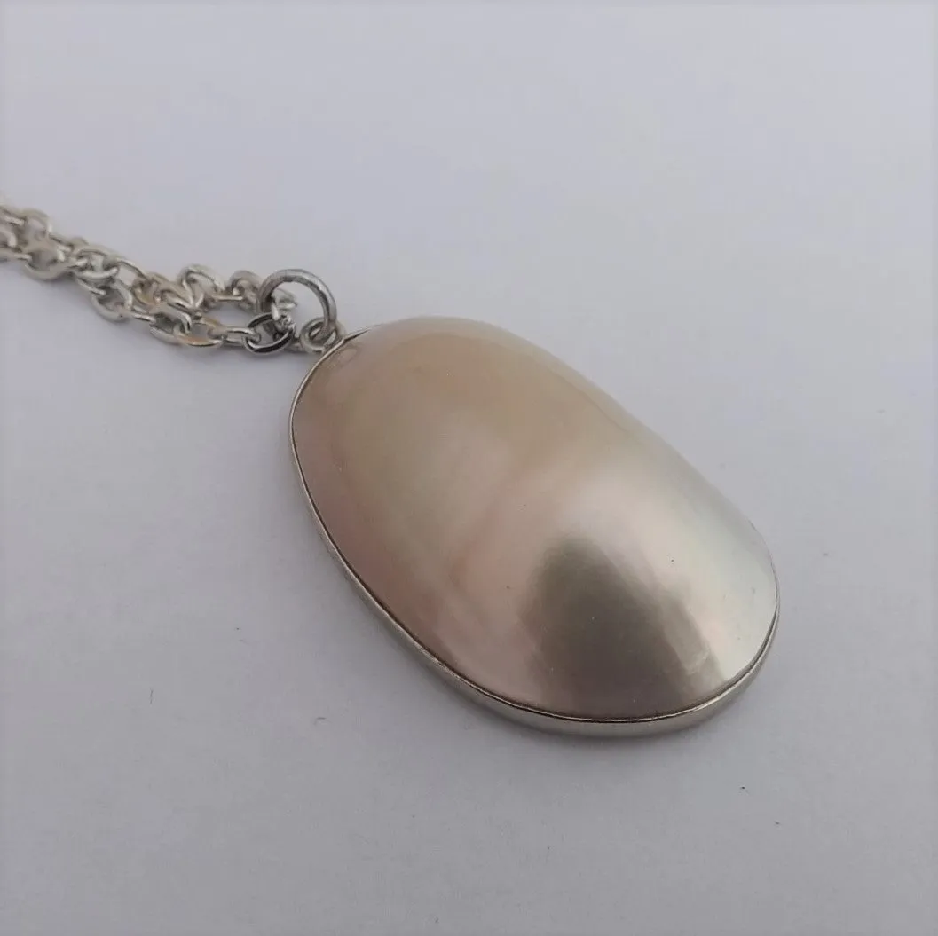 Cream Mother of Pearl Shell Pendant Necklace