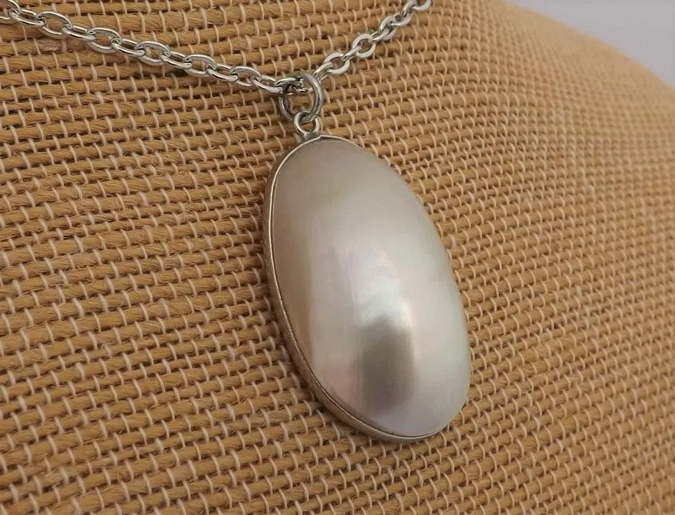 Cream Mother of Pearl Shell Pendant Necklace