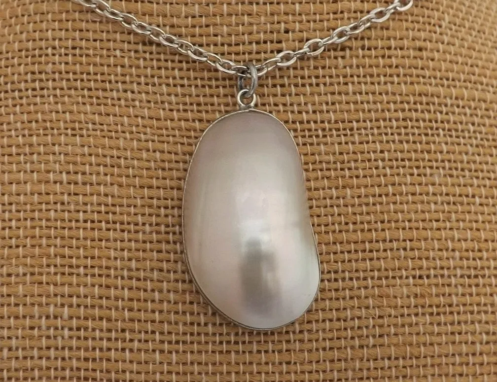 Cream Mother of Pearl Shell Pendant Necklace